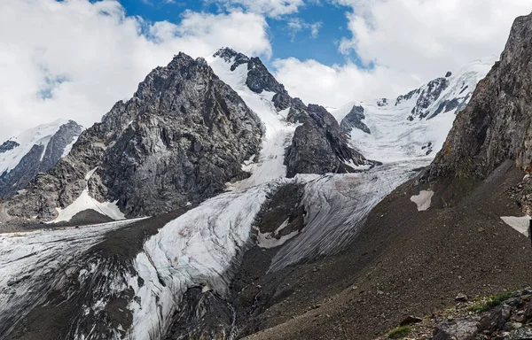 Dağ buzul ile kayalık tepe — Stok fotoğraf