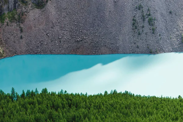 Landskap med den utrolig blå Shavlasjøen i Altajfjellene – stockfoto