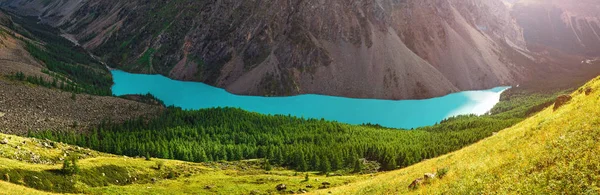 Пейзаж с Невероятным голубым озером Шавла в горах Алтая — стоковое фото