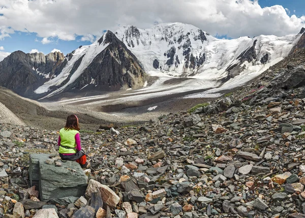 Joven mujer feliz con mochila caminando por el sendero solo en las montañas, el concepto de actividades al aire libre y aventuras en la naturaleza — Foto de Stock