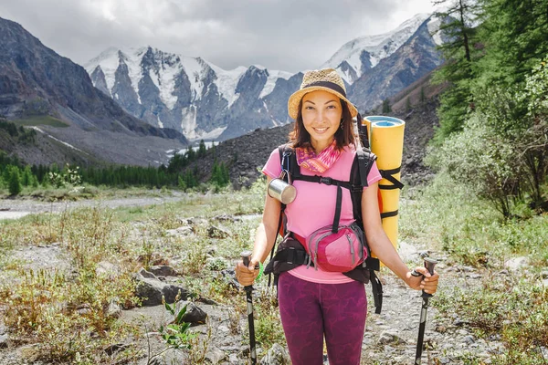 배낭에 산, 야외 활동 및 자연에서 모험의 개념에서 혼자 보도 오솔길을 따라 걷는 젊은 행복 한 여자 — 스톡 사진