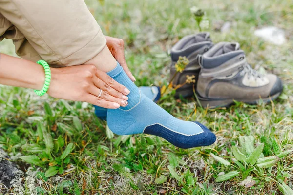 Vrouw zet op high-tech trekking sokken voor wandelingen — Stockfoto