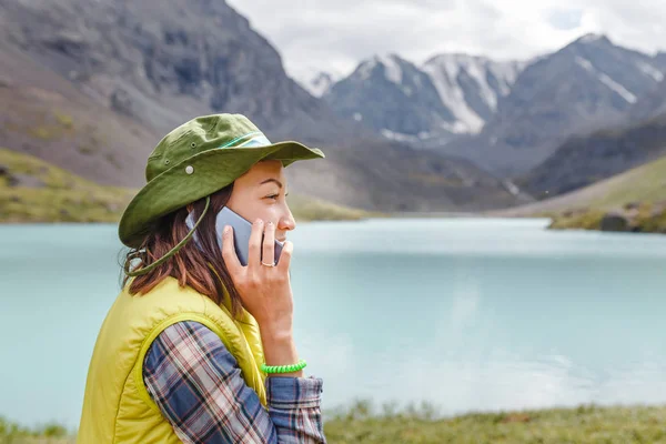 Fiatal gyönyörű utazó lány kommunikál a külvilággal, keresztül egy smartphone — Stock Fotó