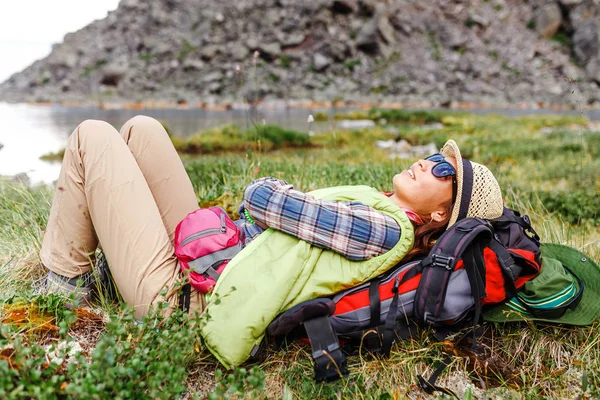 Feliz caminhante mulher relaxar e deitado na natureza — Fotografia de Stock