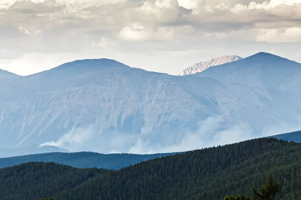 山で山火事の遠くの煙 — ストック写真