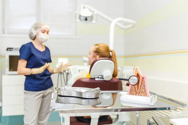 Medico dentista tratta la sua paziente donna in una clinica dentale con attrezzature moderne — Foto Stock