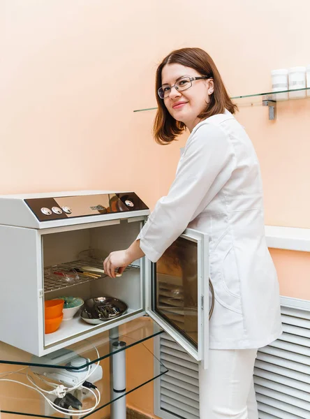 Doctora esterilizando instrumentos médicos — Foto de Stock