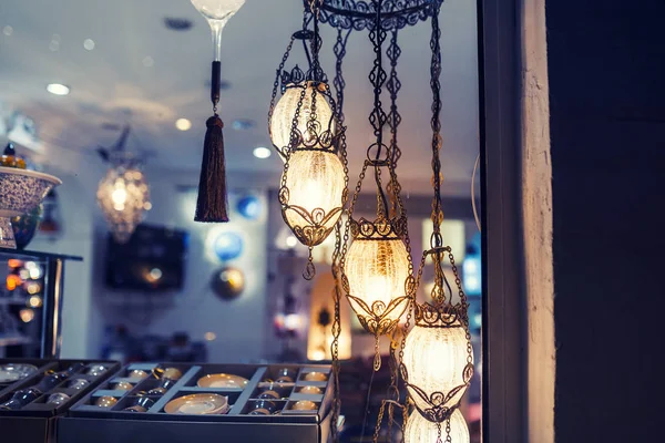 Декоративные лампы в магазине — стоковое фото