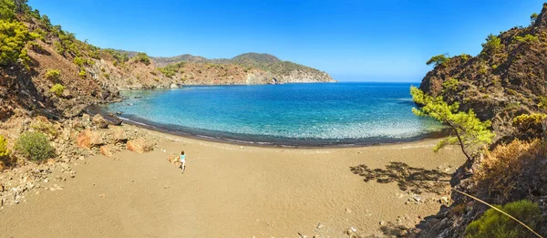 Paisaje de la bahía y montañas del mar Mediterráneo — Foto de Stock