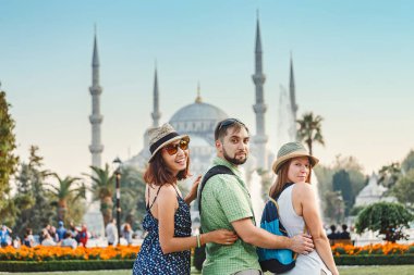 Sarılma ve Istanbul büyük mavi camide arıyorum arkadaş grubu. Öğrenci Seyahat Türkiye kavramında