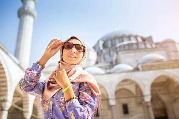 Молодая мусульманка в шарфе в мечети — стоковое фото