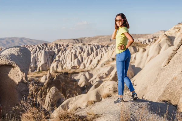 Joven mujer feliz viajero solo senderismo con mochila en el valle de Pasabag de Capadocia, Turquía — Foto de Stock