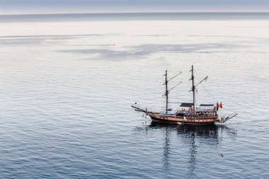 Turist yelkenli gemi, deniz