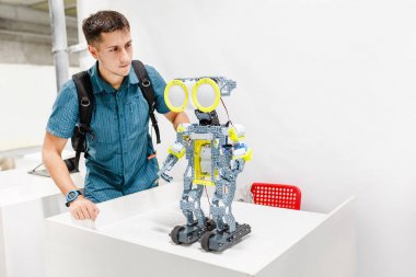 robot ve yapay zeka bilimsel Laboratuvar öğrenci mühendisi geliştirir