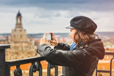 Genç kadın turist, Dresden, Almanya eski şehir gözlem noktasından fotoğraf yapma