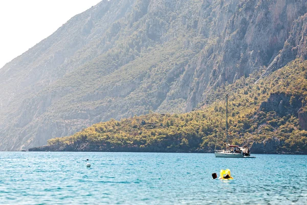 Navegación en yate a lo lejos en grandes montañas majestuosas en Turquía — Foto de Stock