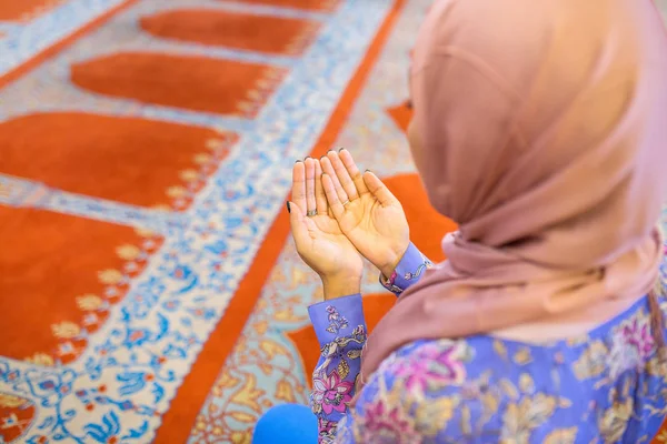 Młoda muzułmanka modli się w meczecie — Zdjęcie stockowe