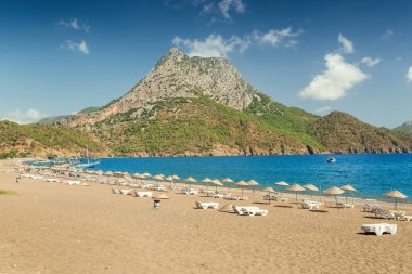 Dağ deniz plaj manzarası