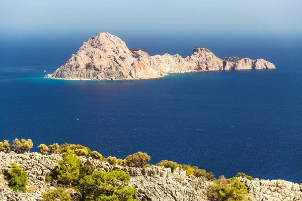 Hermoso paisaje de verano Isla en el mar Mediterráneo — Foto de Stock