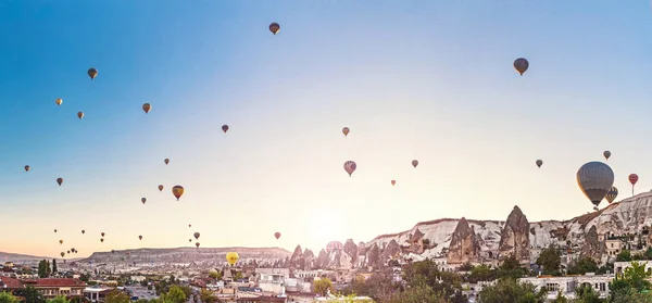 24. September 2017, Goreme, Kappadokien, Türkei: Panoramalandschaft mit Heißluftballons und Bergen am Morgen bei Sonnenaufgang in Kappadokien, Türkei — Stockfoto