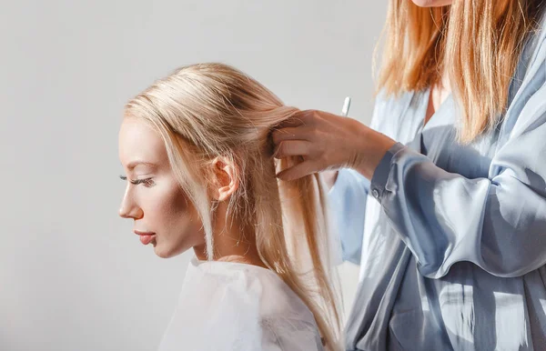 Cliente mulher no salão coiffeur e cabeleireiro, estilista e conceito de moda — Fotografia de Stock