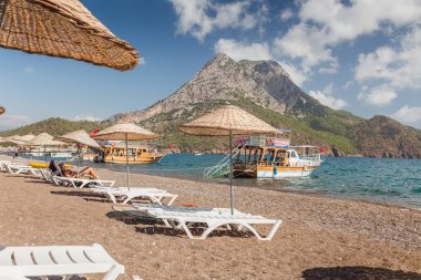 14 Eylül 2017, Adrasan, Türkiye: plaj şezlong ve tekne ile Antalya İli Adrasan köyde
