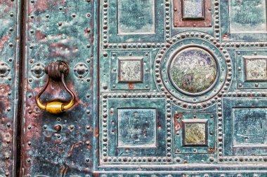 metal kapı, eski tokmağı