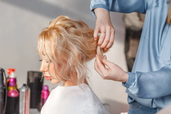 Cliente mulher no salão coiffeur e cabeleireiro, estilista e conceito de moda — Fotografia de Stock