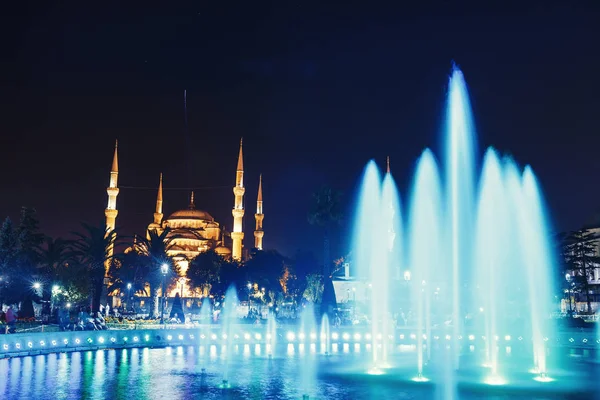 Νυχτερινή θέα στο φωτιζόμενο συντριβάνι και το Μπλε Τζαμί, Κωνσταντινούπολη — Φωτογραφία Αρχείου