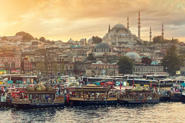 11 SEPTIEMBRE 2017, ISTANBUL, TURQUÍA: Paisaje al atardecer en el distrito de Eminonu de la ciudad con la mezquita Suleymaniye al fondo — Foto de Stock