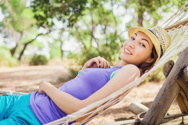 Mulher hipster romântico deitado e descansando em uma rede na floresta — Fotografia de Stock