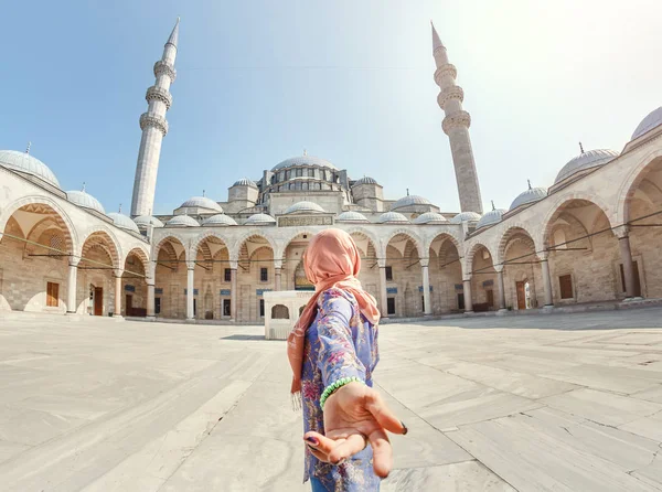Ακολούθησέ με. Μια μουσουλμανική γυναίκα σε ένα μαντήλι οδηγεί το φίλο της έννοιας τούρκικο Τζαμί Σουλεϊμάνιγιε, τα ταξίδια και θρησκεία. — Φωτογραφία Αρχείου
