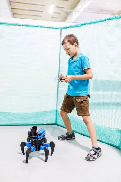 Écolier jouer avec robot jouet araignée par télécommande — Photo
