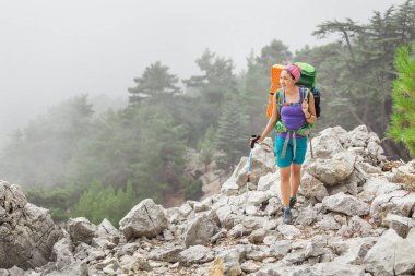 Uzun yürüyüşe çıkan kimse genç kadın yaz dağlar arasında Vadisi Likya izinde yürüyen sırt çantası ile