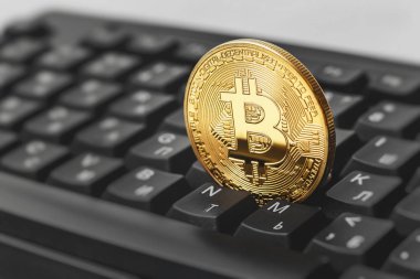 bitcoin, bilgisayar klavyesindeki sanal bir kripto dijital para incelemesi kavramı