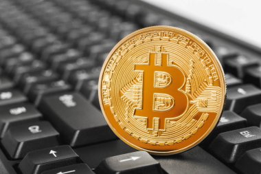 bitcoin, bilgisayar klavyesindeki sanal bir kripto dijital para incelemesi kavramı