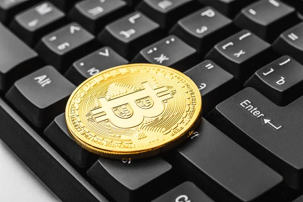 Bitcoin på tangentbord, begreppet brytning av en virtuell krypto digital valuta — Stockfoto
