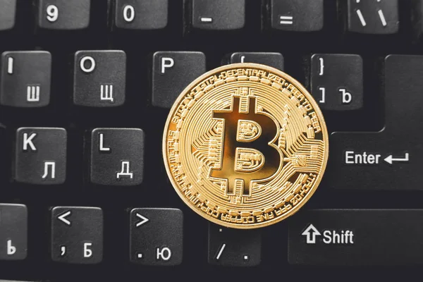 Bitcoin på tangentbord, begreppet brytning av en virtuell krypto digital valuta — Stockfoto