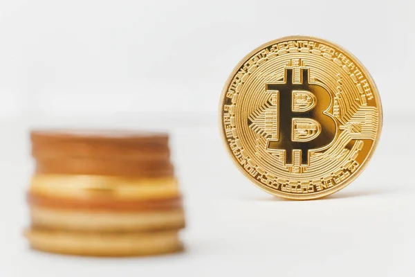 Moderna elektroniska kontanter Bitcoin många mynt isolerad på vit närbild — Stockfoto