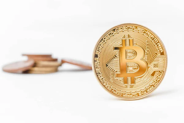 Moderna elektroniska kontanter Bitcoin många mynt isolerad på vit närbild — Stockfoto