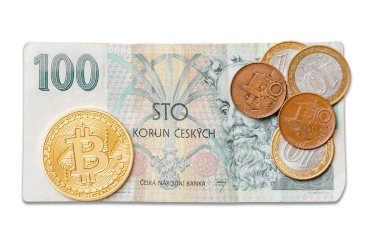 Altın bitcoin ve Çek kron banknot ve madeni paraların üzerinde beyaz izole