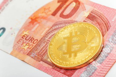 Euro banknot bir arka plan üzerinde altın Bitcoin cryptocurrency