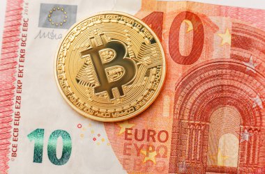 Euro banknot bir arka plan üzerinde altın Bitcoin cryptocurrency