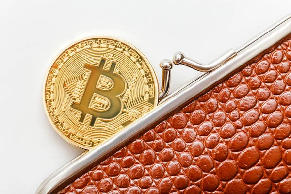 Bitcoin digital virtuella kontanter i läder plånboken isolerad på vit — Stockfoto
