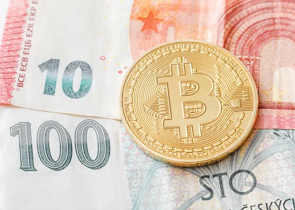 Gyllene Bitcoin kryptovaluta på en bakgrund av eurosedlar — Stockfoto