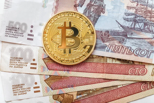 A som närbild av bitcoin och ryska rubel sedlar — Stockfoto
