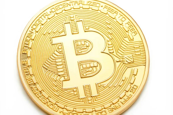 Närbild av bitcoin gyllene mynt studio skott, blockchain teknik och moderna elektroniska valuta koncept — Stockfoto