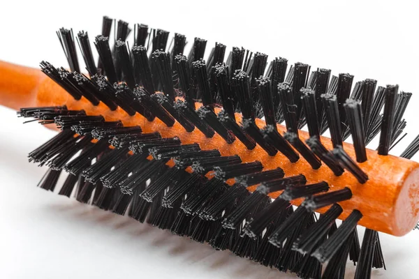 Pettine spazzola professionale coiffeur rotondo isolato su uno sfondo bianco . — Foto Stock
