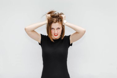 Studio beyaz arka plan üzerinde izole bir çok sinirli ve öfkeli kin kadın