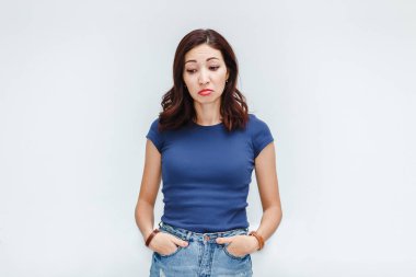 Beyaz bir arka plan üzerinde izole üzgün bir kız portresi